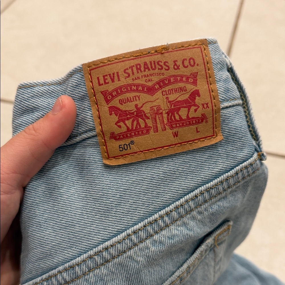 Levi's Light Wash Denim Women's Shorts - Picture 2 of 4